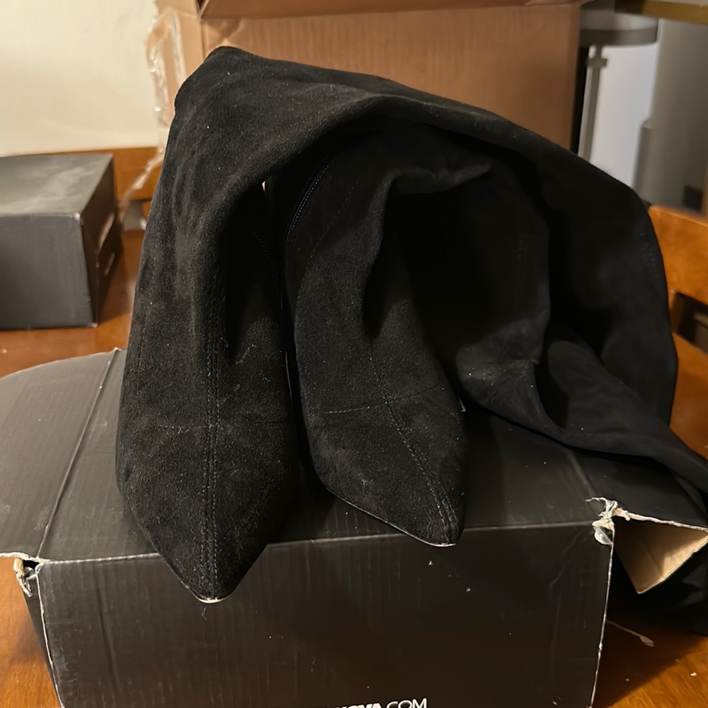 Black boots with beautiful fashion heel design